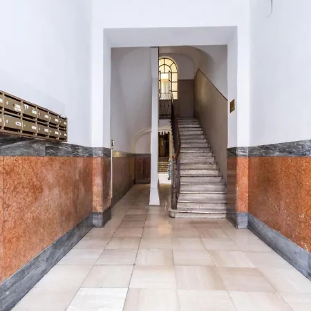 The Rent - Two-bedroom Close To San Pietro 아파트 *